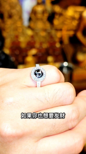 纳摩大增运法戒💍：泰南圣物传奇，扭转运势的神秘力量💫 在泰国南部的神秘土地上，纳摩大增运法戒宛如一颗璀璨的灵运之星✨，九级高僧PhraKhruSong以佛法僧三界的无上智慧与力量为源泉，加持注入念力将纳摩的功效催发到极致💯。