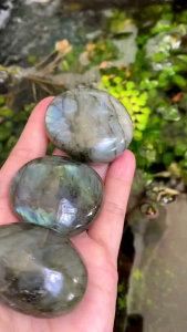 🍁(01) LABRADORITE PALM STONE - 1 Viên đá tim xà cừ/ hắc nguyệt quang thân nền xám + lửa xanh tím nhiều mảng 4.5cm - Natural Healing Stone 🍀🍀🍀 Xuất xứ Madagascar @gocdoquyen (Góc Đỗ Quyên shop)