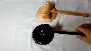 Palu SidangPalu Hakim