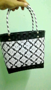 กระเป๋าสานพลาสติก กระเป๋าแฮนด์เมค สานจากเส้นพลาสติกตราลูกโจ้ สวยทนทาน ทำความสะอาดง่าย ให้บริการสำหรับผู้หญิงที่ต้องการสวยใสและความงาม