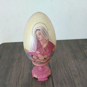 Dekorasi Meja Rohani Katolik: Hiasan Telur & Lukisan Bunda Maria