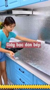 Cuộn giấy bạc dán bếp cách nhiệt chống thấm chống cháy dễ lau chùi vết dầu mỡ 2m x 60cm