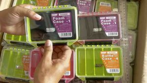 🔥🔥กล่องใส่เหยื่อปลอม(แบบกันน้ำ)🔥🔥 มียางกันน้ำเข้า วัสดุทนต่อการกระแทก สีสดใส พกพาสะดวก ✅ขนาด 15*11.1*2.8 CM. มีให้เลือก 2แบบ 1.แบบโฟม สำหรับเกี่ยวเหยื่อปลอม และหัวจิ๊ก 2.แบบแยกช่อง สำหรับใส่เหยื่อปลอม และเหยื่อยาง