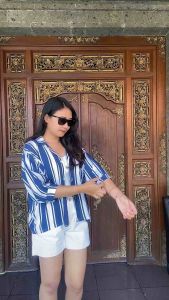 Kemeja Jumbo Batwing Motif Garis: Kunci Fashion Anda