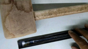 alat pahat alat ukir kayu cekung dan pemukulnya dari kayu sawo berisi tiga buah