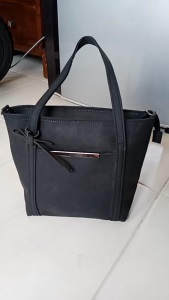 Tas shoulder wanita preloved bahan spt suede size 225x21 kondisi badan tas masih kokoh sudut aman furing perlu dibersihkan resleting berfungsi kepala zipper masih utuh tali shoulder nya Ada bbrp titik terkena noda putih tali panjangnya sdh tdk ada