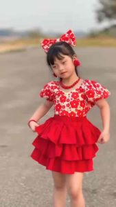 ดเซต 3ชิ้น ลายดอกไม้ต้อนรับSUMMER เสื้อลายดอกไม้หวานๆด้านหลังใส่ยางสม๊อค กระโปรงชั้นๆบานๆเด้งๆ (แถมฟรี กิ๊บโบว์ติดผม)