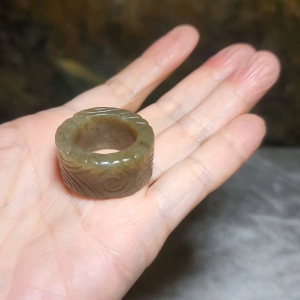 20.9mm Premium Nephrite caramel brown carved Auspicious Cloud thumb ring large ring (with certificate) 优质和田玉且末糖云纹扳指大戒指(带证书)