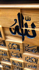 Kaligrafi kayu ukir Asmaul Husna kotak ukuran 140 x 65 cm