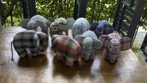 ตุ๊กตา ตุ๊กตาช้างผ้า แบบยืนเต็มตัว ขนาด สูง 6.5 นิ้ว ตัวยาว 8 นิ้ว ลายผ้าขาวม้า ตัดเย็บตะเข็บสวยงาม สมส่วน