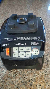 ฐานของเครื่องปั่นอเนกประสงค์ยี่ห้อ JTC รุ่น OmniBlend V ซึ่งเป็นเครื่องปั่นสำหรับมืออาชีพ (HEAVY DUTY PROFESSIONAL BLENDER) ใช้แล้ว ใช้ดีด้วย