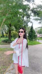 จั๊มสูทครบเซต รวมเสื้อคลุม คัดติ้งดีมากก เป้าต่ำนะคะไม่รัดงานมีซับใน ผ้าร่องยืดลายจุด ซิปหลังสวมง่าย แต่กุ๊นสีแดงตัดสีชุดน่ารักมาก