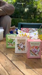 Suthera สุธีราชุดของขวัญทองม้วนสีครีม-ทอง รุ่นใหม่ 2025 กล่องแบบยาว พร้อมถุงกระดาษเข้าชุด (ภายในบรรจุ 3 รสชาติ) หมดอายุ พย.69