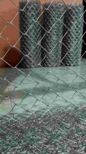 KAWAT PAGAR HARMONIKA GALVANIS PANJANG 25 METER TINGGI 1 METER LUBANG 6X6 CM