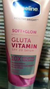 Vaseline HEALTHY BRIGHT HIJAAB PROTECT GLUTA VITAMIN SPF 20 Serum 100 ml