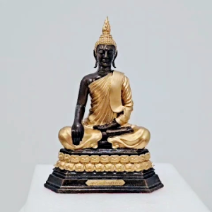 พระพุทธรูป หลวงพ่อทัมใจ ปางมารวิชัย ฐาน 5 นิ้ว หน้าตัก 5 นิ้ว สูง 9 นิ้ว เนื้อมวลสารแร่เหล็กน้ำพี้ จากบ่อเหล็กน้ำพี้