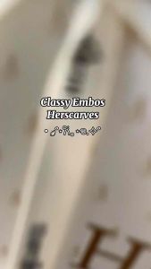 KERUDUNG SEGIEMPAT MOTIF CLASSY EMBOSS HERS (BOX) KEKINIAN PREMIUM TERMURAH