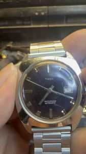 Đồng hồ nam cơ tự động automatic TIMEX size 34x40mm máy cổ 1 lịch mặt đen xuất xứ Anh Quốc (Great Britain). Tình trạng lắc nhích kim cần lau dầu bảo dưỡng dây thép không gỉ linh kiện