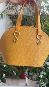 Túi 2hand phom hến xách tay vô cùng xinh da epi của Nhật -T83