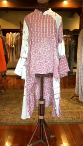 Ainun Tunik by Dian Pelangi LIMITED EDITION Blouse Baju Atasan Kemeja Blus Outfit Kerja Kantor Casual Formal Kerja Pesta Pernikahan Kondangan Wanita Hijaber Cantik Anggun Modis Modern Elegan Mewah Model Korea Terbaru Motif Batik Abstrak Hand Made Kekinian