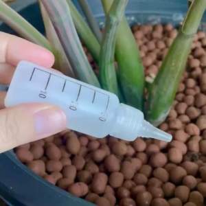 ขวดหยด 30 ซีซี (แพ็ค 3 ชิ้น) พลาสติกบีบได้ เส้นใยมีสเกลปริมาตรแบบสกรีนสีดำ ฝาปิดเกลียว 2 ชั้น สำหรับหยดปูนุ้ม ฮอร์โมนพืช