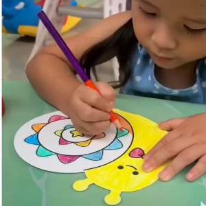 พัดระบายสี พัด diy ระบายสีเด็ก พัด DIY ระบายสีพัด DIY  ระบายสีภาพเด็ก วาดภาพระบายสี ของเล่นเสริมพัฒนาการ ของเล่นงานประดิษฐ์ ของเล่นศิลปะ ชุดระบายสีเด็ก