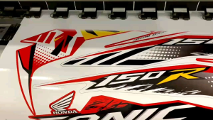 Tem rời SONIC 150cc - Mẫu 150R trắng đỏ tem bóng form chuẩn. Chất liệu PPF Cao Cấp : 3 Lớp Chống Nước Chống Phai Màu. Nhãn Dán Decal