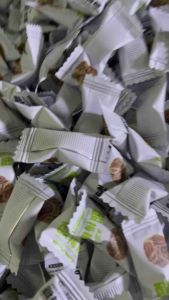 ลูกอมจิ๋วรสบ๊วยคละรสให้นะคะมีแบบดั้งเดิมและมีแบบเย็นค่ะอร่อยทั้งคู่เลย