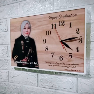 Jam Dinding Custom Hadiah Kado Ulang Tahun Pernikahan Wisuda Couple Foto Nama (ukuran : 30 x 20 cm)