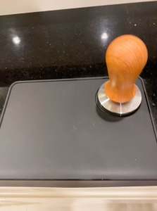 แผ่นรองแทปเปอร์ รองการกดกาแฟ เคาน์เตอร์บาร์ เข้ามุมกันลื่น ฐานซิลิโคน