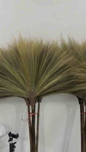 ไม้กวาดดอกหญ้า รุ่นหนาพิเศษ ด้ามยาว 95 ซ.ม. รวมปลาย 130 ซ.ม. มีข้อสำหรับเกาะ เกี่ยว เก็บง่าย สะดวก ภูมิปัญญาชาวบ้านจากมุกดาหาร แข็งแรง ทนทาน ไม่หลุดง่าย ใช้ได้ 1-2 ปี บรรจุ 1 ด้าม คุ้มค่า คุ้มราคาแน่นอน