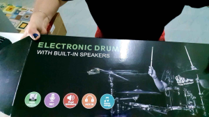 ลดแรงแซงทุกดีล ชุดกลองอิเล็กทรอนิกส์หลากสีแบบพกพามีลำโพงในตัวพร้อมรองรับ แป้นเหยียบเท้า  เชื่อมต่อคอมผ่านพอร์ต USB MIDI ปรับเสียงสูงสุดที่เลเวล 9