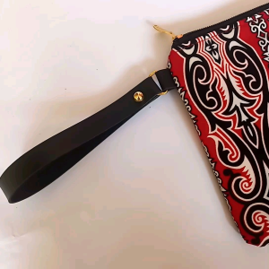 Pouch Motif Tenun Ulos: Pilihan Unik untuk Perawatan Pribadi dan Perjalanan