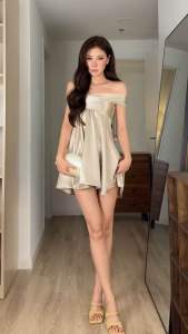 Đầm babydoll dáng ngắn chiết eo nhẹ chất Lụa Tráng Gương quây ngang xếp ly thắt dây nơ lưng