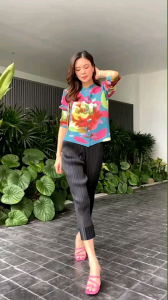 เสื้อคอจีน พิมพ์ลายดอกไม้สวยๆ เพิ่มดีเทลความเริ่ด ด้วยแพตเทิร์น แขน 4 ส่วน สีสดใส เริ่ดๆ โดดเด่น ที่สุดๆๆๆ ** งานอัดพลีทแน่นๆ เน้นย้ำ ถึง 3 ครั้ง คุณภาพเน้นๆ เพื่อความแน่นของลอน ไม่คลายง่าย