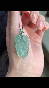 18K Lake Green Jadeite Leaves (18K湖水绿翡翠叶子)