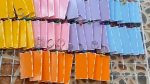 พวงกุญแจไม้สีพาสเทล 6สีพร้อมถุงแก้ว เซ็ต10ชิ้น