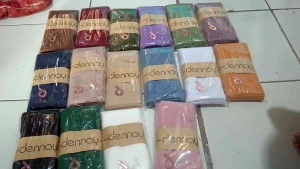 Kerudung Segi Empat Terbaru Dobel Logo & Pin