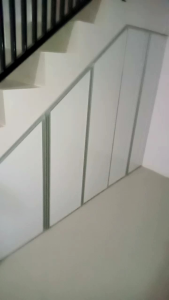 LEMARI BAWAH TANGGA MEMPERCANTI RUANGAN SEMPIT