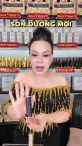 [Chính Hãng] Son dưỡng môi không phai Hương Thị The Gold & The Silk phiên bản mới. Son dưỡng có màu cam đất và hồng tự nhiên. Son môi Việt Hương.