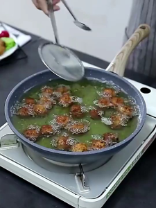 Jepitan Gorengan Dengan Tirisan Minyak & Penjepit Gorengan Saringan