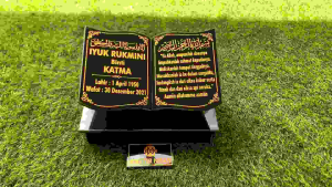 Batu Nisan Makam Granit Plus Dudukan Bentuk Buku Al-Quran Ukuran 20x30