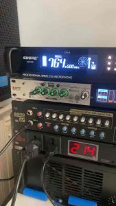 Micro karaoke không dây cao cấp Shure UR-72D Mẫu mới 2024 Là dòng micro chuyên cho sự kiện karaoke gia dình dịch vụ karaoke…)