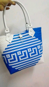 เสื้อผ้ากระเป๋าสานพลาสติก กระเป๋าแฮนด์เมค สวยทนทาน สานจากเส้นพลาสติกตราลูกโจ้