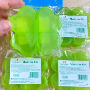 Hộp chia liều thuoc 4 ngăn nhựa hình lá nhỏ gọn tiện dụng