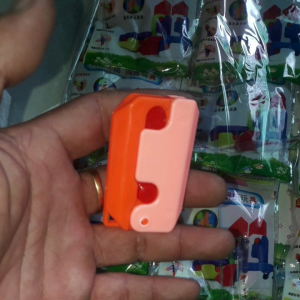 Một cái mô hình trò chơi Dao Cà rót _ Radish Knife bằng nhựa nhiều màu dài 8cm (Giao màu ngẫu nhiên)