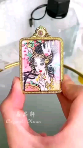 【现货】5.5cm高▪️狐仙娘娘吊坠 + 背面五彩巾幡▪️手工绘画｜狐仙能量｜人缘魅力｜Fox Fairy (Huxian Niangniang) Thangka Pendant Hand-Painted ▪️5.5CM H ·