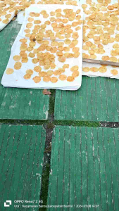Emping Melinjo / Cemilan Emping Mlinjo Mentah Rasa Pedas Manis - 250 Gram