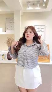 (อก 38“-52”) เสื้อเชิ้ตครอปสาวอวบแขนยาวลายริ้ว เชิ้ตใส่ทำงานด้านข้างเว้า เสื้อเชิ้สไตล์เกาหลี น่ารัก ใส่ไปคาเฟ่ จับแมืช์ชุดง่าย เสื้อผ้าแฟชั่นสาวอวบอ้วน