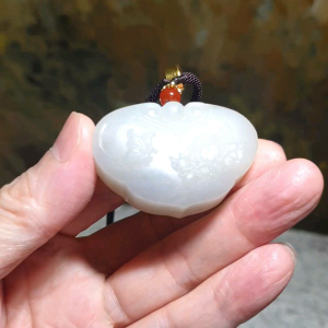 Premium Nephrite light smoky grey Butterfly & Peony Ruyi Jade pendant/handheld (with certificate) 和田玉淡烟灰蝴蝶牡丹花(蝶恋花花开富贵)如意吊坠/小手把(带证书) Chinese amulet charm jewelry gifts
